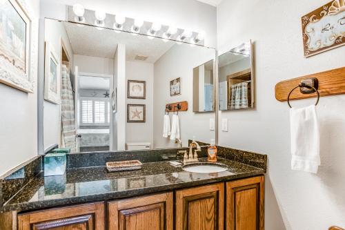 Фотография из галереи Family-Friendly Beach Escape W/ Water Views, Shared Pool, Private Balcony & WiFi в городе Фернандина-Бич