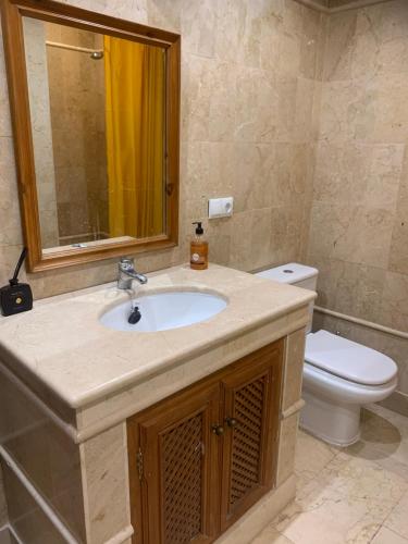 een badkamer met een wastafel en een toilet bij Casa Hermosa Mijas in Mijas