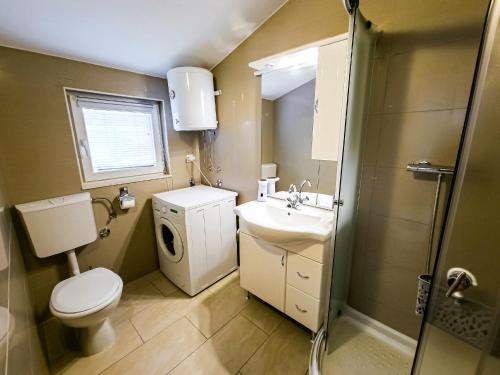 ein kleines Bad mit WC und Waschbecken in der Unterkunft Apartments Mani in Trogir