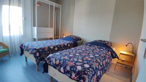 pokój hotelowy z 2 łóżkami i oknem w obiekcie La Verrière w mieście Dijon
