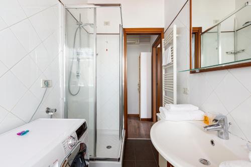 ein Bad mit einem Waschbecken und einer Dusche in der Unterkunft Porta Romana M3- Cosy apartament in Mailand