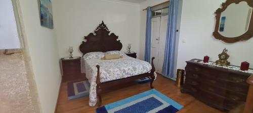 a bedroom with a bed and a dresser and a mirror at Solar dos Araújo Coutinho - Casa dos Cavaleiros - Turismo Habitação in Vila da Ponte