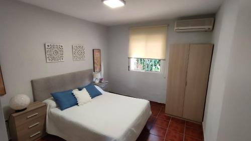 een kleine slaapkamer met een bed en een raam bij Villa Pilarín in Málaga