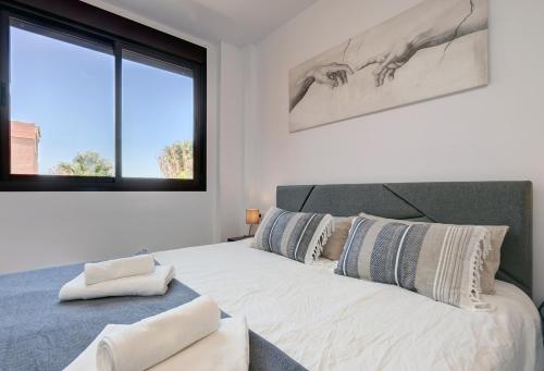 ミハス・コスタにあるPeaceful & Elegant Getaway homeの白いベッドルーム(大型ベッド1台、枕2つ付)