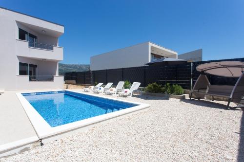 Modern apartment with swimming pool