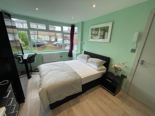 1 dormitorio con cama y ventana en Letzi Private En-Suite, Near Heathrow Airport T3, en Hayes