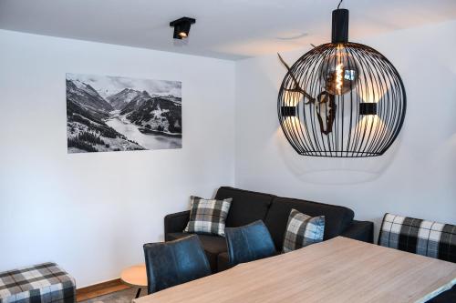 uma sala de jantar com mesa e cadeiras em Astn Hütten - Königsleiten - Ferienwohnungen em Königsleiten