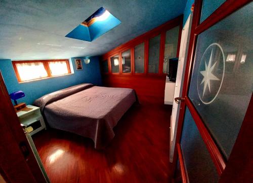 a bedroom with a bed and a blue ceiling at La Rosa dei Venti Guest House in Pontecagnano