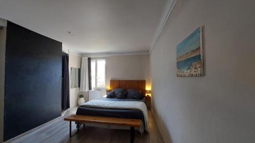 um quarto com uma cama e uma mesa em Côté Terrasse em Apt