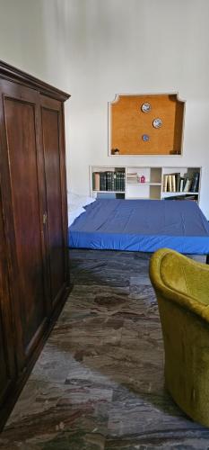 a bedroom with a bed and a couch in a room at BELLO E LUMINOSO in Florence