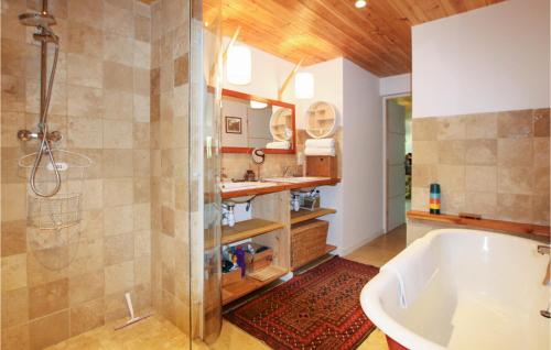 bagno con vasca e lavandino di Stunning Home In Montbrison Sur Lez With Kitchen a Montbrison-sur-Lez