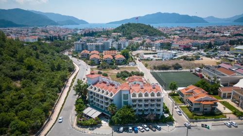 z góry widok na miasto z budynkiem w obiekcie Grand Hotel Faros w mieście Marmaris