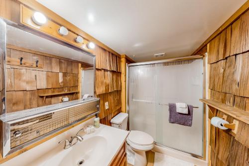 een badkamer met een toilet, een douche en een wastafel bij Riverfront Retreat in Cle Elum