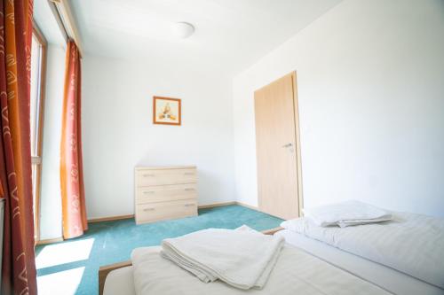 een kamer met 2 bedden en een dressoir. bij Penzion pod Oblazom in Terchová