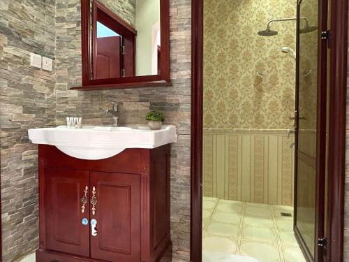 une salle de bain avec lavabo et douche dans l'établissement شقة فاخرة غرفتين وصالة النرجس ١٥, à Riyad