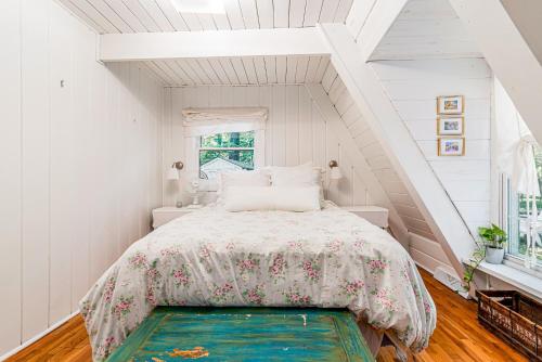- une chambre avec un lit dans un grenier blanc dans l'établissement Mt McSauba A Frame Cottage, à Charlevoix