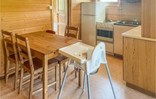 cocina con mesa de madera y nevera en Lovely Home In Dovre With House A Panoramic View, en Dovre