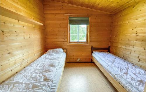 Habitación con 2 camas en una cabaña de madera en Lovely Home In Dovre With House A Panoramic View, en Dovre