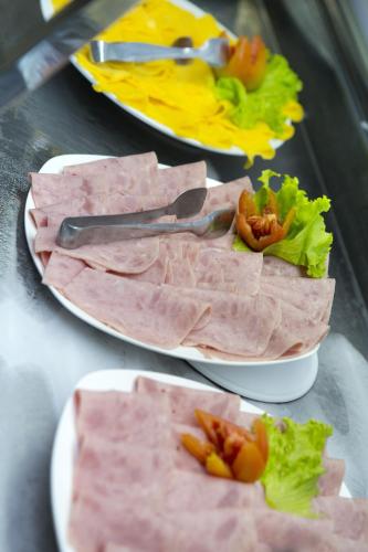 two plates of ham and lettuce on a table at Hotel Três Fronteiras in Foz do Iguaçu