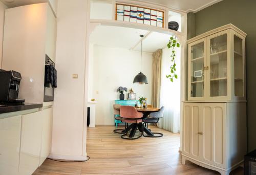 eine Küche und ein Esszimmer mit einem Esstisch in der Unterkunft Kapiteinshuisje in Harderwijk