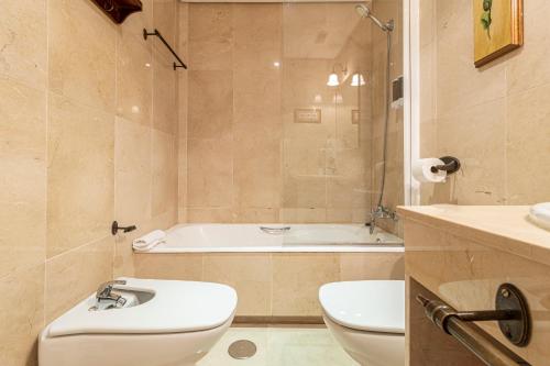 een badkamer met een toilet, een bad en een wastafel bij Allo Apartments Santo Domingo 2 Habitaciones - Parking in Jerez de la Frontera