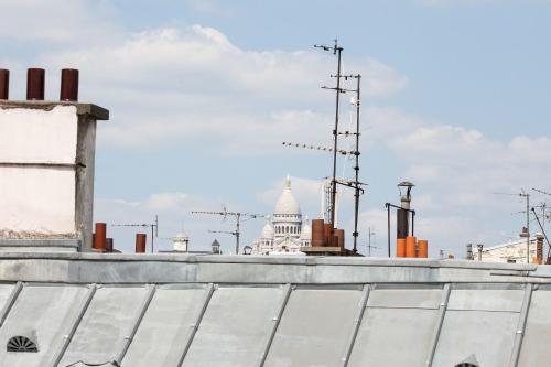 a view of the capitol building from a roof at Leonardo Boutique Hotel Paris Opera in Paris