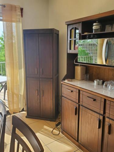 a kitchen with wooden cabinets and a counter top at Villa Roberto Vista Hermosa in Sardinal