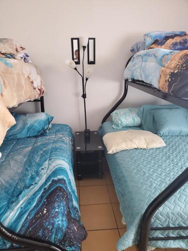 a room with two bunk beds and a bedskirts at Villa Roberto Vista Hermosa in Sardinal