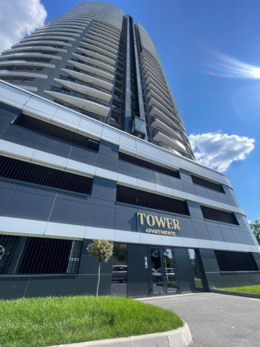 Un edificio alto con una torre sopra. di West View Studio a Cluj-Napoca