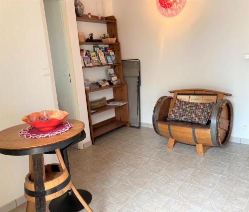 Zimmer mit einem Tisch und einem Weinfass in der Unterkunft La Halte de Segondignac in Saint-Germain-dʼEsteuil