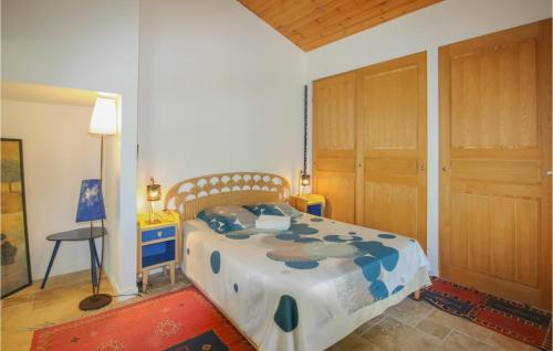 una camera con letto, tavolo e porta di Stunning Home In Montbrison Sur Lez With Kitchen a Montbrison-sur-Lez