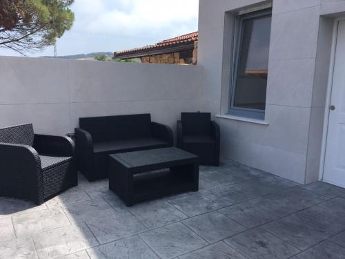 a patio with two chairs and a coffee table at LA MARINA in Galizano