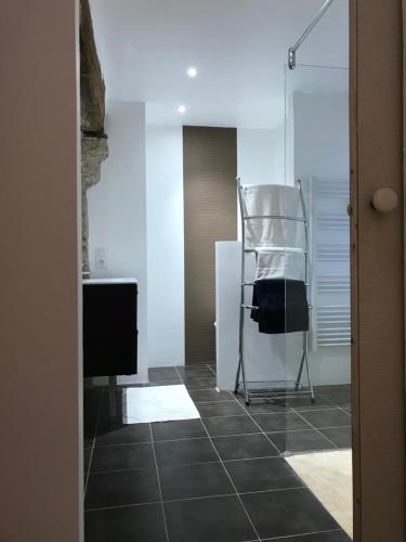 Cette chambre dispose d'une chaise et de carrelage. dans l'établissement Au poids du Roy, à Noyers-sur-Serein