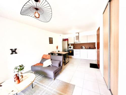 una sala de estar con un sofá y una mesa en Appartement Terrasse St Florent, en Saint-Florent