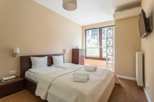 Giường trong phòng chung tại Golden Apartments Warsaw - Big Luxury And Bright Apartment - Siedmiogrodzka 1