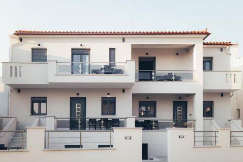 fachada de un edificio con balcones en RAFKON Luxury Apartments - Myrina, en Mirina