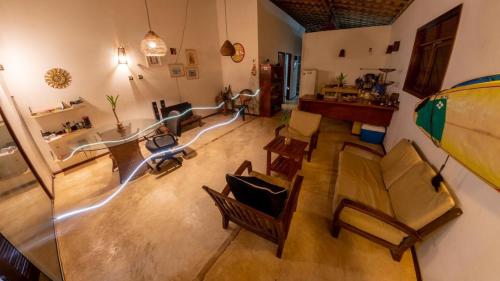 una vista aérea de una sala de estar con muebles en Condominio Praia Caraubas, en Caraúbas