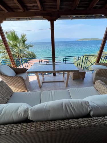 a living room with a couch and a view of the ocean at Villas Nies Seaside Appartments in Soúrpi