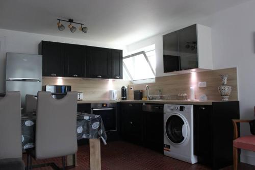 Kuchyň nebo kuchyňský kout v ubytování Appartement neuf 2 chambres avec jardin 2 places de parking securise a 300 metres de la plage