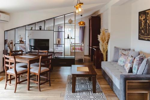 ein Wohnzimmer mit Sofa und Tisch in der Unterkunft Demetra Apartments in Ohrid