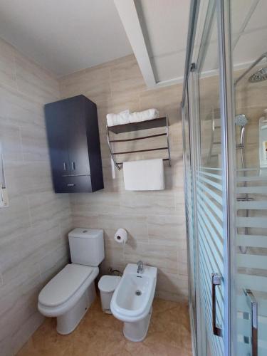 W łazience znajduje się toaleta, umywalka i prysznic. w obiekcie Habitación bonita w mieście San Pedro del Pinatar