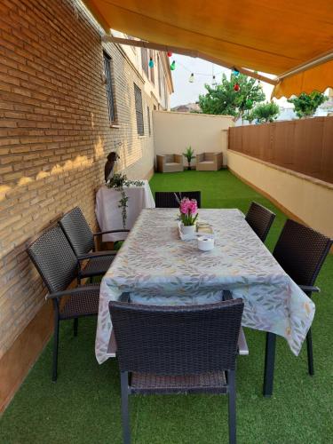 Habitación bonita في سان بييدرو ديل بيناتار: طاولة وكراسي على فناء خارجي