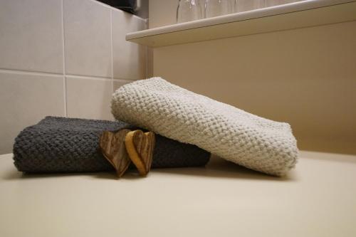 a group of towels sitting on a counter in a bathroom at Ferienapartment Candy auf der Gerlitzen in Treffen