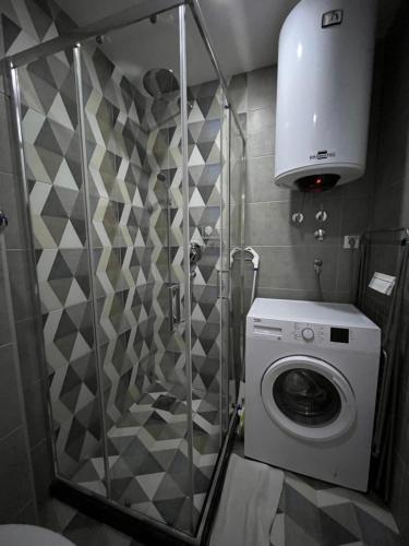 a bathroom with a washing machine and a shower at Apartman 21 Banja Koviljača in Banja Koviljača