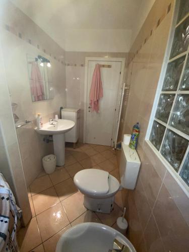 een badkamer met een toilet en een wastafel bij Une très belle maison tolé bologna itali in Tolè