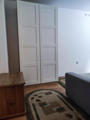 a room with white closet doors and a rug at Apartament Gosi in Gdynia
