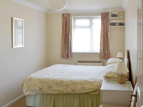 - une chambre avec un lit et une fenêtre dans l'établissement Smugglers Haunt - Uk44513, à Hope-Cove