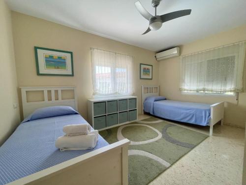 ベニドルムにあるVilla Benidorm Levante Beach Bluelineのベッドルーム1室(ベッド2台、シーリングファン付)