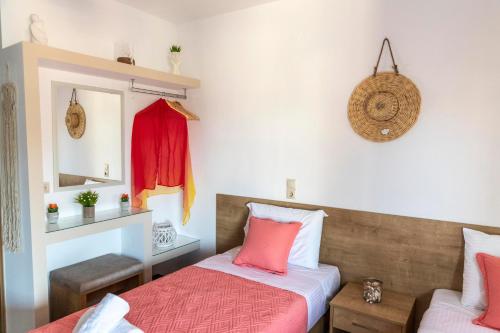 2 camas en un dormitorio con color rosa y blanco en Stelios Apartment en Matala