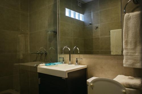 Bilik mandi di Tempo Apartamento
